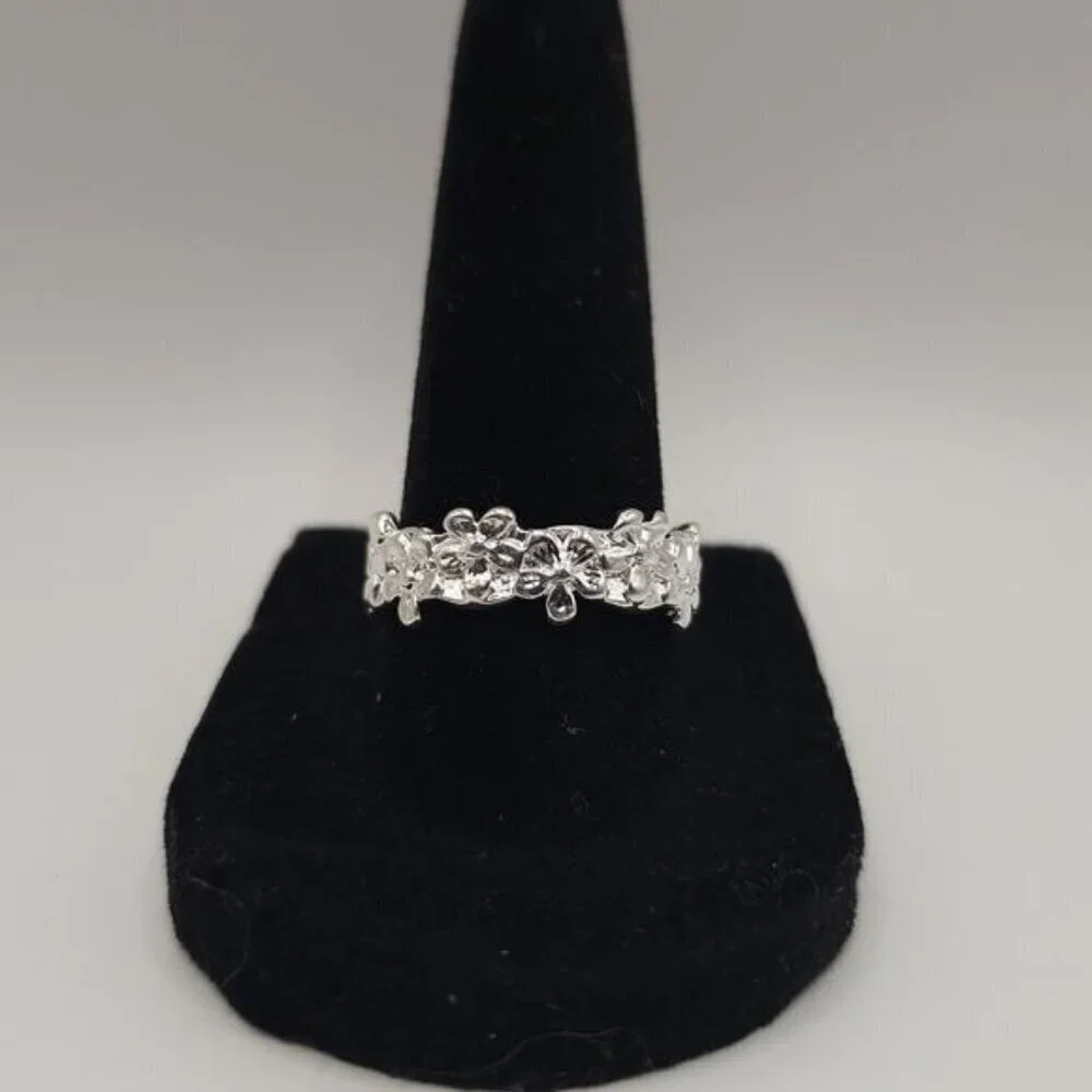 Simple Silver‎ Flower Ring Size 8 (NWOT)